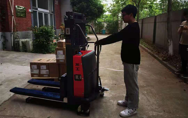 半電動堆高車