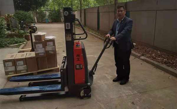 半電動堆高車