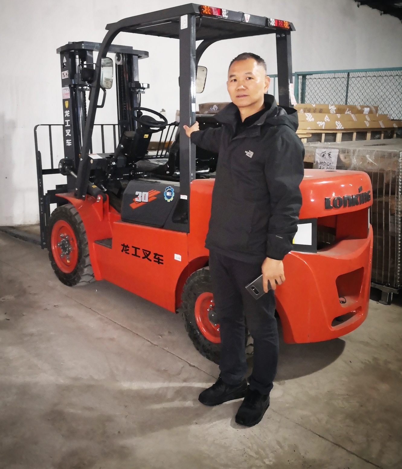 不懼嚴(yán)寒， 南京龍工柴油叉車交車忙